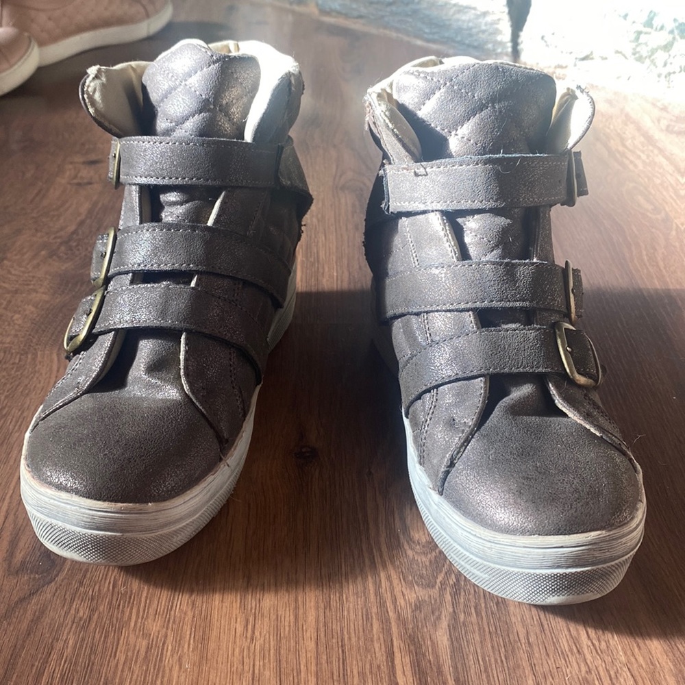 Cool Italian sneakers from Viadanti. Size 38.
